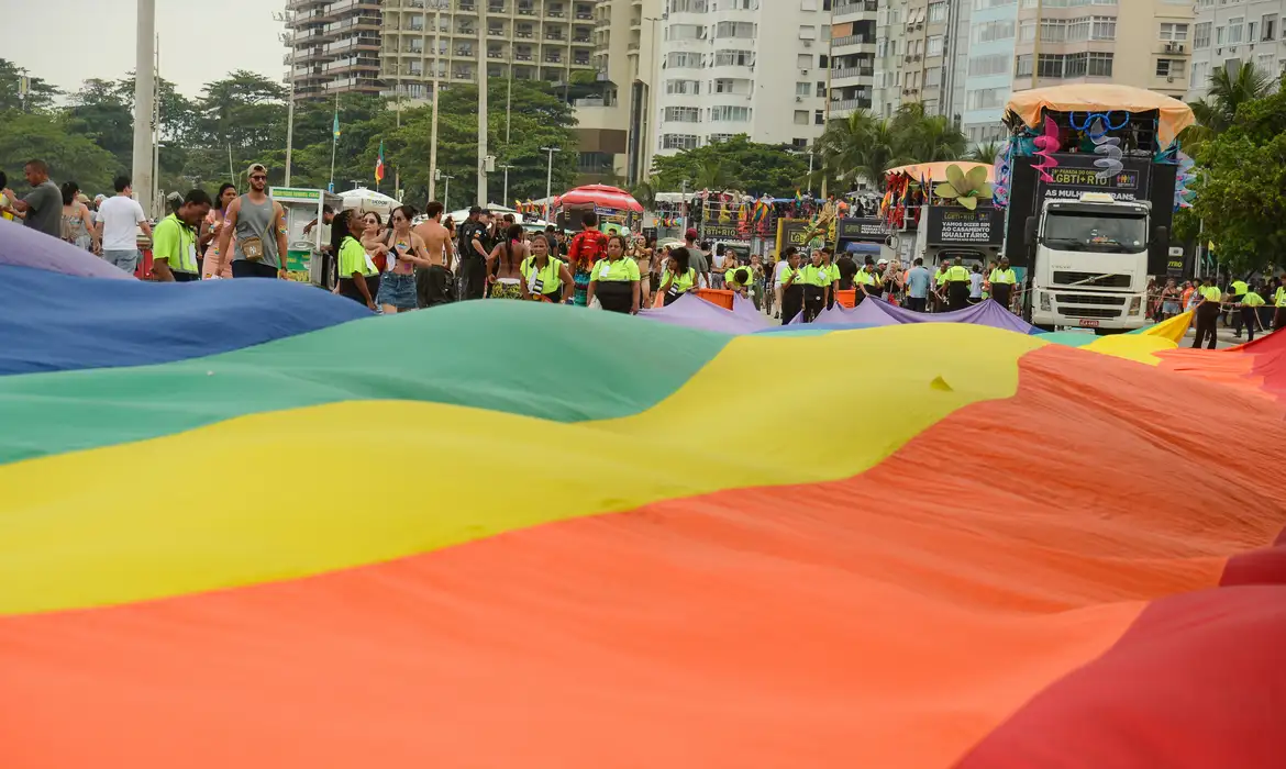 Rio de Janeiro (RJ), 19/11/2023 – Público na 28ª Parada do Orgulho LGBTI+ do Rio de Janeiro, em Copacabana, zona sua da cidade. Foto: Tomaz Silva/Agência Brasil