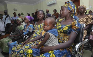 Algumas das 21 meninas de Chibok, libertadas após mais de dois anos em cativeiro, depois de negociações com o grupo terrorista Boko Haram
