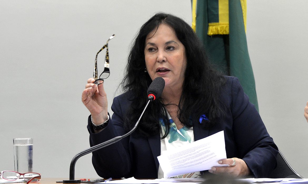 Brasília - Presidenta da CMO, senadora Rose de Freitas, durante votação do projeto (PLN 5/15) que autoriza o governo a fechar o ano de 2015 com déficit primário de até R$ 119,9 bilhões (Antonio Cruz/Agência Brasil)