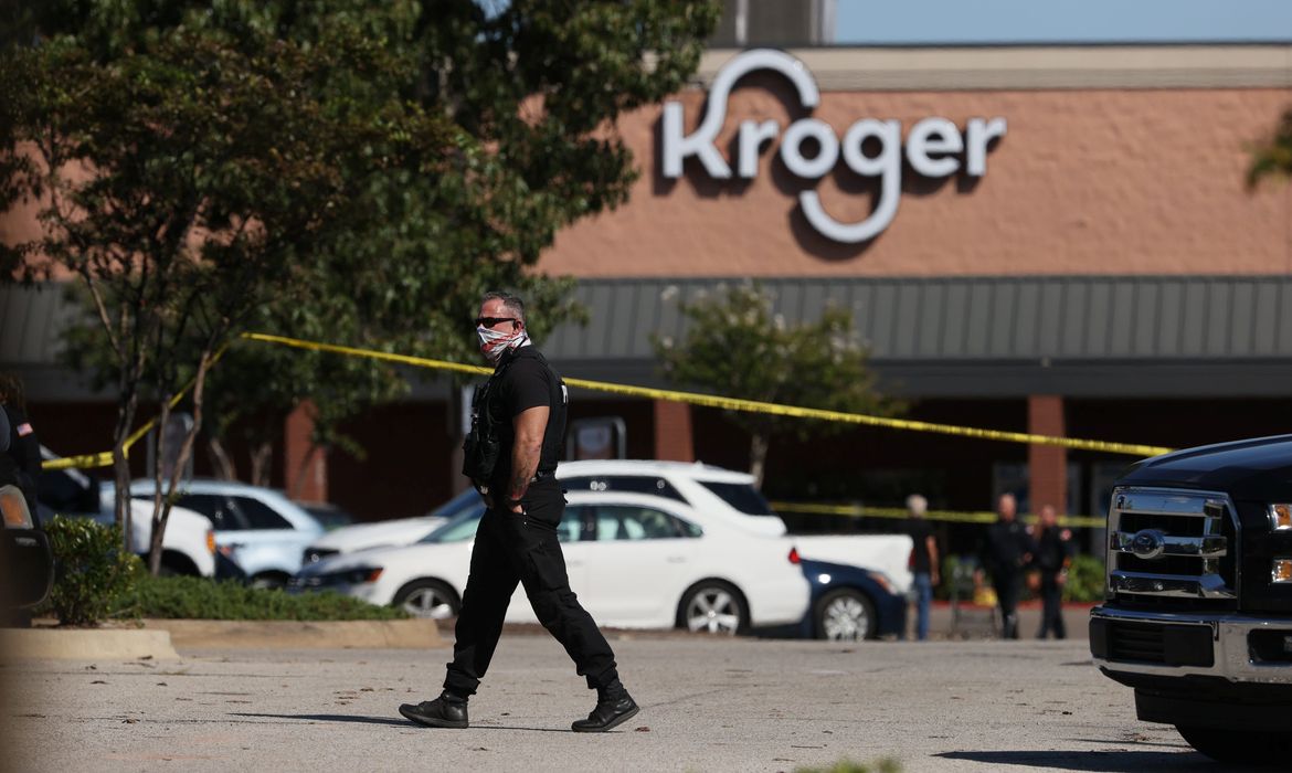 Atirador mata uma pessoa, fere 12 e comete suicídio em supermercado nos EUA 