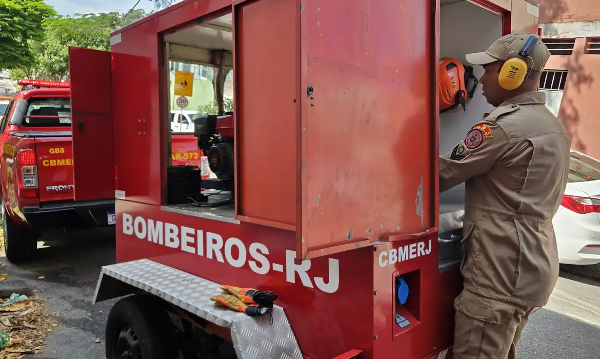 Rio de Janeiro (RJ) 11/02/2025 -  Corpo de Bombeiros combate incêndio em fábrica no bairro de Ramos.
Foto: CBMERJ/Divulgação