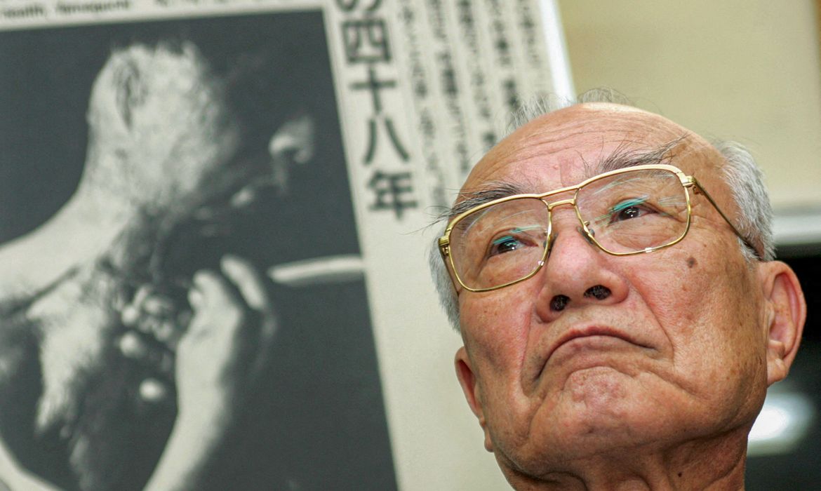 FILE PHOTO: Terumi Tanaka, Secretary-General of Nihon Hidankyo (Japan Confederation of A- and H-Bomb Sufferers Organizations), which had been nominated for Nobel Peace Prize, looks on at the organisation's headquarters in Tokyo October 7, 2005. REUTERS/Yuriko Nakao/File Photo