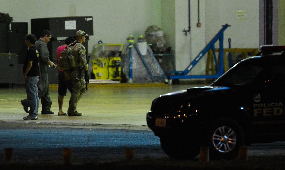 Brasília - Chegam ao aeroporto da capital federal os suspeitos de planejar ataque terrorista durante os Jogos Olímpicos Rio 2016 (Valter Campanato/Agência Brasil)