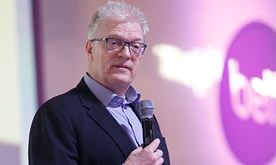 Ken Robinson é autor, palestrante e consultor internacional em educação e artes