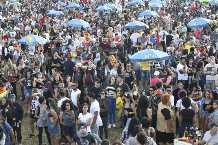 Brasília - A Parada do Orgulho LGBT de Brasília leva uma multidão à Esplanada dos Ministérios (Antonio Cruz/Agência Brasil)