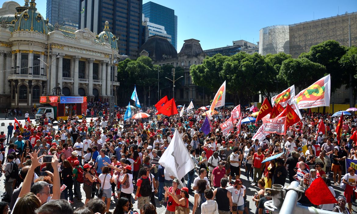Rio de Janeiro - No Dia do Trabalho, manifestantes fazem ato contra as reformas trabalhista, previdenciária e violência policial, na Cinelândia (Tânia Rêgo/Agência Brasil)