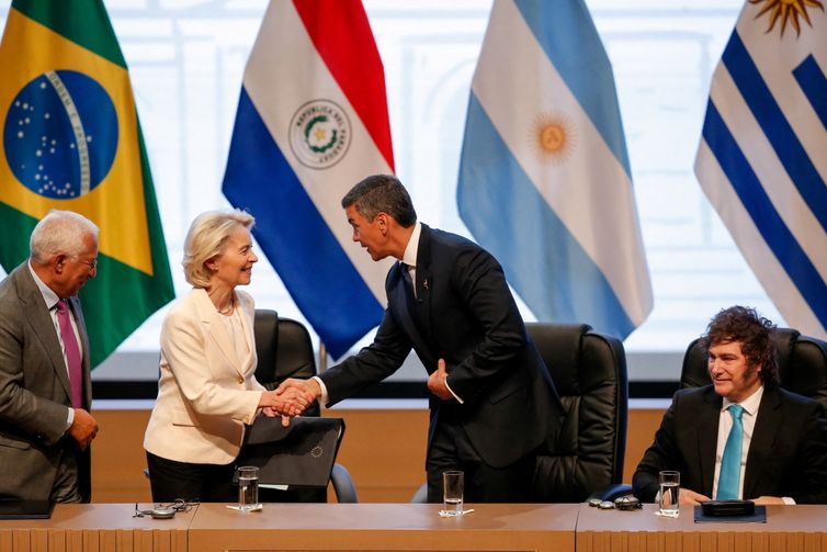 European Commission President Ursula von der Leyen shakes hands with Paraguay's President Santiago Pena, with European Council President Antonio Costa and Argentina's President Javier Milei next to them, on the day authorities of the European Union and the South American bloc Mercosur sign a free trade agreement, ending more than 25 years of negotiations, in Asuncion, Paraguay, January 17, 2026. REUTERS/Cesar Olmedo