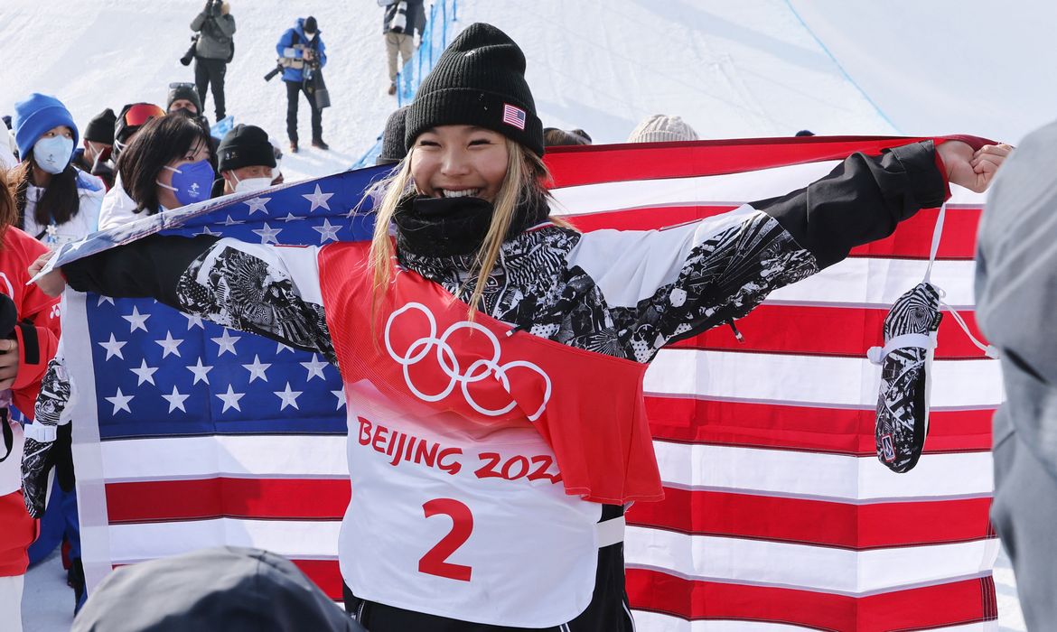 Norte-americana Chloe Kim comemora medalha de ouro conquistada na Olimpíada de Inverno Pequim 2022
