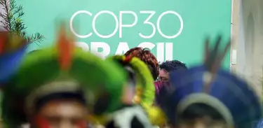 Indígenas na área da Green Zone (Área Verde), na COP30