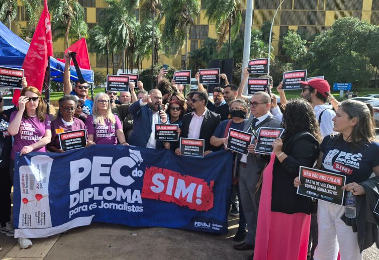 Brasília (DF), 10/12/2025 – Ato em defesa dos jornalistas e pela PEC do diploma.
Foto: Pedro Rafael/Agência Brasil