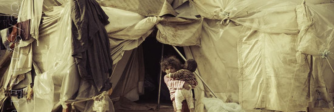 Crianças refugiadas da Síria em acampamento montado na fronteira com a Turquia