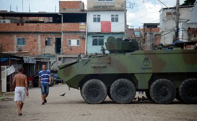 Rio de Janeiro - Fuzileiros Navais participam de operação de segurança na favela Kelson's, na zona norte do Rio de Janeiro (Fernando Frazão/Agência Brasil)