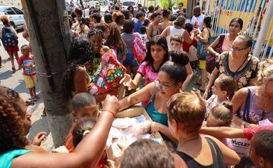 Rio de Janeiro (RJ), 27/09/2024 – Fiéis distribuem doces em homenagem aos santos Cosme e Damião, no Andaraí, na zona norte da capital fluminense. Foto: Tomaz Silva/Agência Brasil