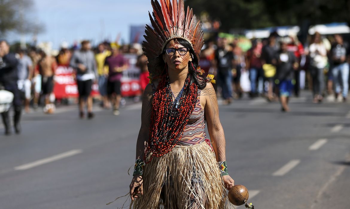 Indígenas de todo o país realizam marcha pela demarcação de terras e a garantia de seus direitos, na Esplanada dos Ministérios, como parte da programação do Acampamento Terra Livre.