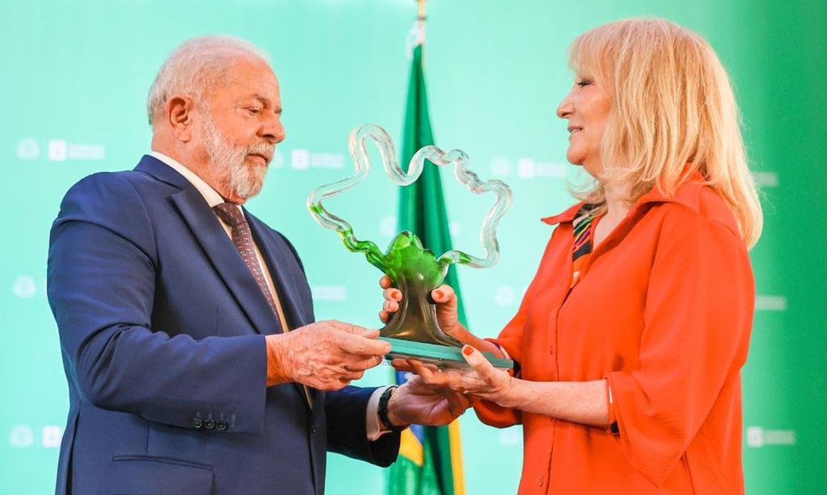 Lula recebe homenagem da prefeita de Montevidéu, Carolina Cosse