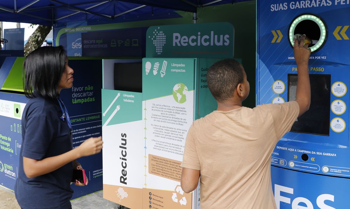 Máquinas coletoras de resídios para reciclagem em ação educativa pelo Dia Mundial do Meio Ambiente no Aterro do Flamengo. 