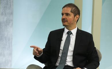 O advogado-geral da União, Bruno Bianco, é o entrevistado do programa, Brasil em Pauta, na TV Brasil