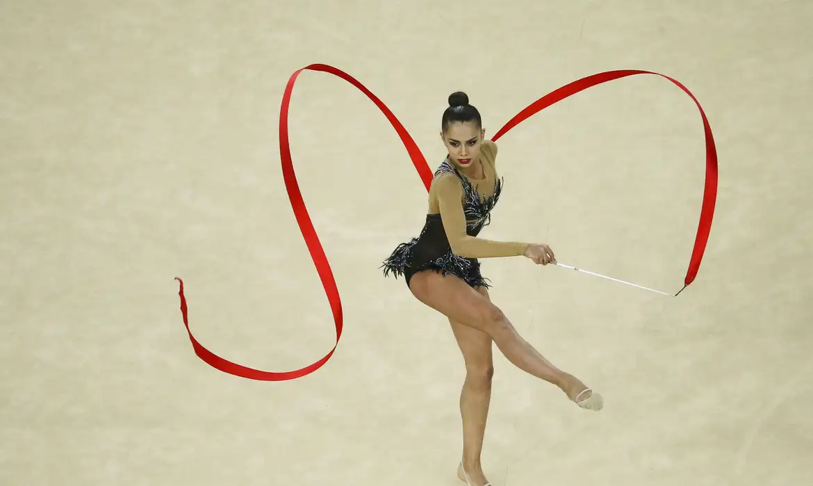 Rio de Janeiro – A ginasta russa Margarita Mamun garantiu a medalha de ouro na competição individual da ginástica rítmica pela quinta vez seguida para o país