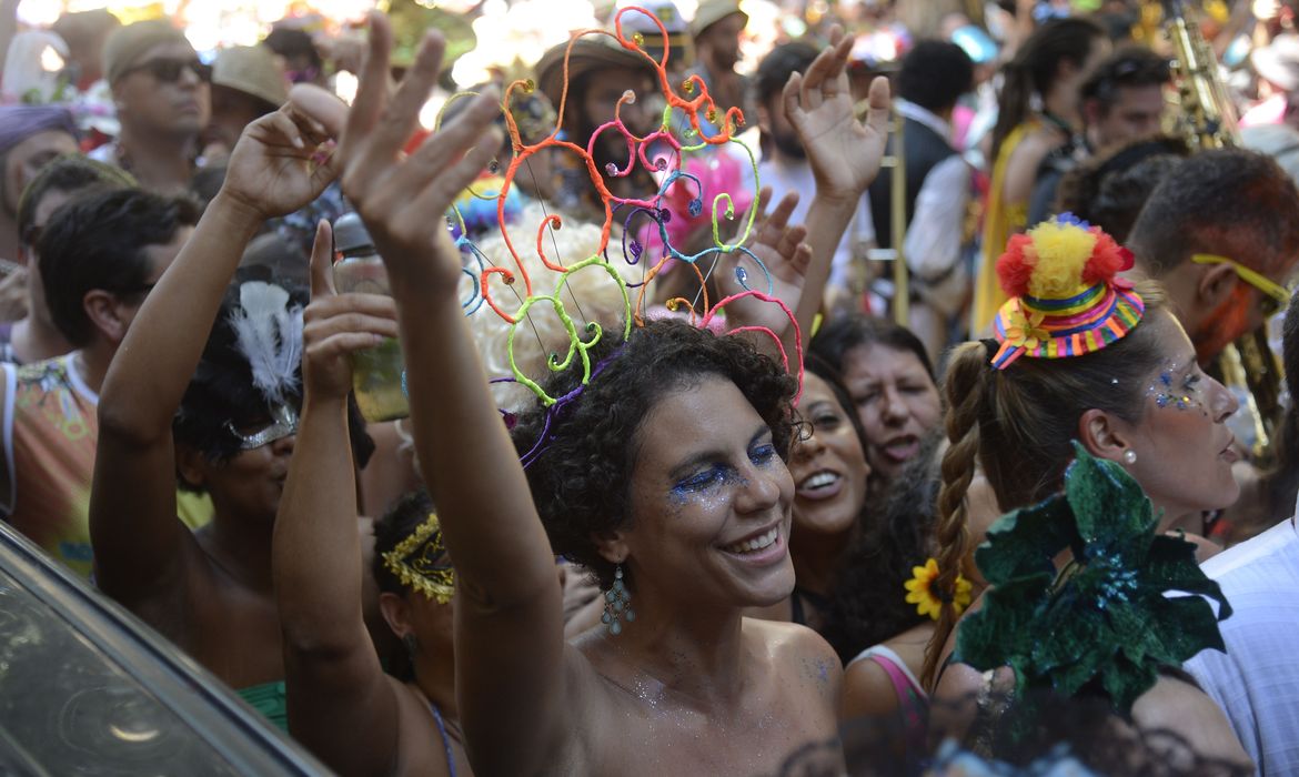  Bloco Cordão do Boitatá arrasta milhares de foliões em desfile de pré-carnaval pelas ruas do centro do Rio de Janeiro