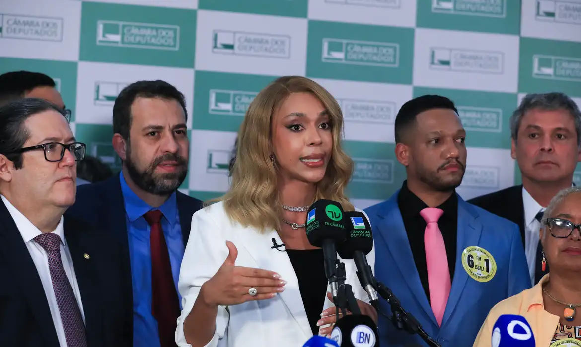 Brasília (DF), 25/02//2025  - Deputada federal Erika Hilton (PSOL-SP), parlamentares aliados e signatários, juntamente com representantes do Movimento Vida Além do Trabalho, durante coletiva à imprensa após protocolarem a PEC contra a Escala 6x1 . Foto: Lula Marques/Agência Brasil