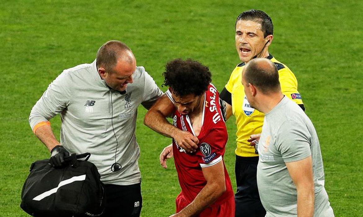Atacante Mohamed Salah deixa campo após se machucar em disputa de bola com zagueiro Sergio Ramos, na final da Liga dos Campeões
