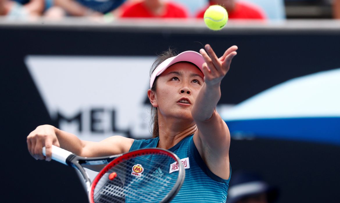 Tenista chinesa Peng Shuai saca durante partida do Aberto da Austrália em 2019 - desaparecida - assédio sexual - China