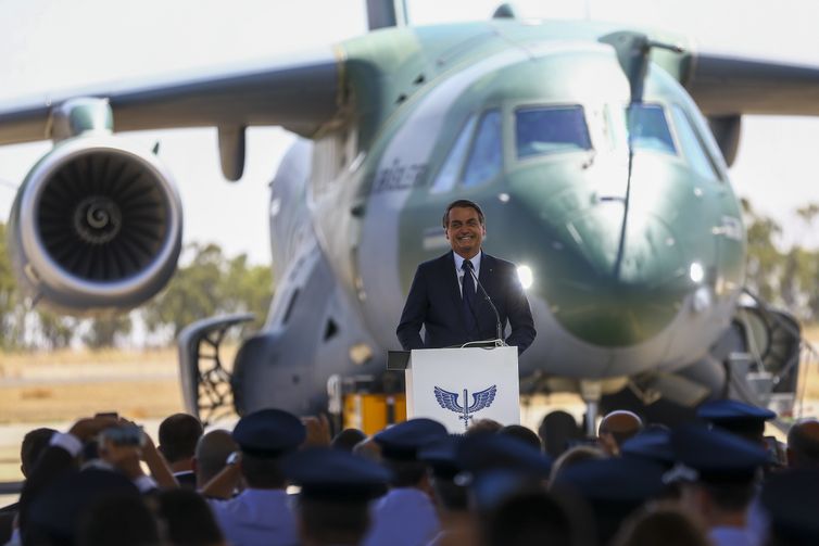 O presidente Jair Bolsonaro participa da cerimônia de entrega da aeronave KC-390 para a Força Aérea Brasileira. 