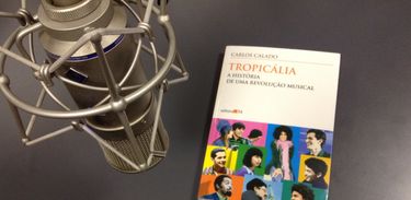 Livro &quot;Tropicália: A História de uma Revolução Musical&quot;, de Carlos Calado 