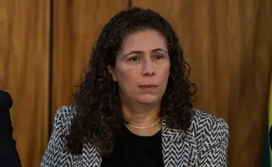 Ministra afirma que “cortar na carne” é tirar de serviços à população