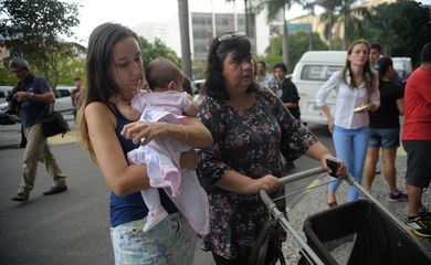 Rio de Janeiro - Camila Tobolski, de 23 anos, chega com a filha Ariel, de 3 meses para o Exame Nacional do Ensino Médio (Enem) na Uerj (Fernando Frazão/Agência Brasil)