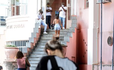 Candidatos no concurso no IBGE que trabalharão no Censo 2022 chegam ao Colégio Estadual Herbert de Souza, no Rio Comprido, para fazer as provas. 