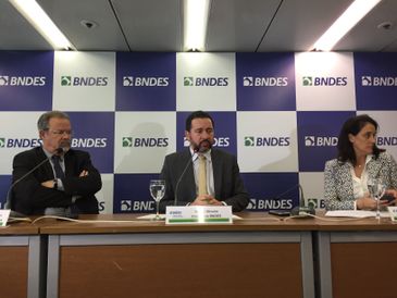 O presidente do BNDES, Dyogo Oliveira, e o ministro da Segurança Pública, Raul Jungmann, assinam acordo de cooperação técnica para realização de ações conjuntas entre as duas instituições.