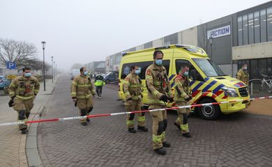 Equipes de emergência isolam área de centro de testes de Covid-19 alvo de explosão em Bovenkarspel, ao norte de Amsterdã.