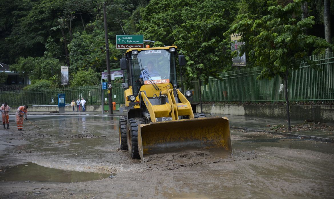  Deslizamento de lama do Parque da Catacumba atinge a Avenida Epitácio Pessoa, na Lagoa, após as chuvas no Rio de Janeiro. 