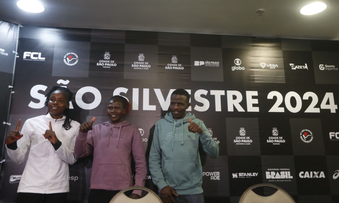 São Paulo (SP), 31/12/2024 - Coletiva com os atletas da 99a Corrida de São Silvestre em São Paulo. Esq/dir Cynthia Chemweno, Agnes Keino e Wilson Too.Foto: Paulo Pinto/Agência Brasil