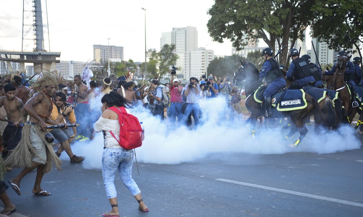 Manifestantes que protestam contra a realização da Copa do Mundo entraram em confronto com a Polícia Militar do DF ao tentar se aproximar do Estádio Nacional de Brasília (Fabio Rodrigues Pozzebom/Agência Brasil)