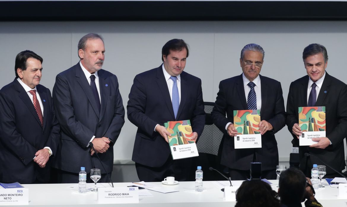 Brasília - Presidente da Câmara, Rodrigo Maia, e o presidente da CNI, Robson Braga de Andrade, durante lançamento da Agenda Legislativa da Indústria (Antonio Cruz/Agência Brasil)