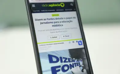 Rio de Janeiro (RJ), 30/01/2025 – Celular com imagem da página do podcast, Dizem as Fontes da Radioagência Nacional da EBC. Foto: Tomaz Silva/Agência Brasil