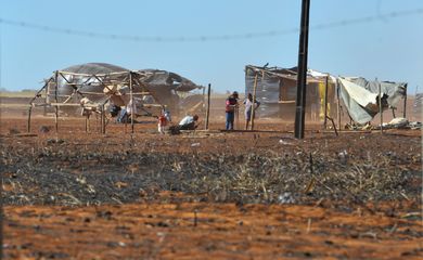 Incêndio no Acampamento Kenon, situado na região de Planaltina ao lado da BR 020, DF 110 (Antonio Cruz/Agência Brasil)