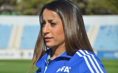 Esra'a al-Mobideen, que fez parte da primeira equipe de mulheres árbitras a apitar um jogo do campeonato da Jordânia, durante entrevista à Reuters em Amã