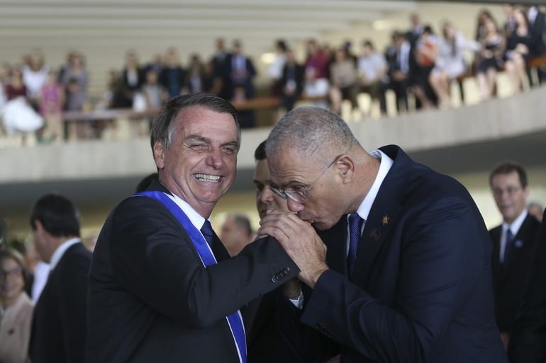 O presidente Jair Bolsonaro e o embaixador de Israel, Yossi Shelley,  durante solenidade de entrega da medalha da Ordem de Rio Branco, no Palácio Itamaraty.