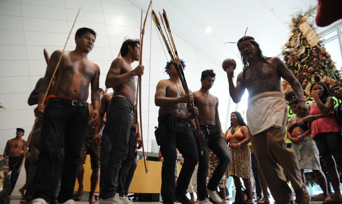 Povos indígenas do Goiás e Tocantins se manifestam contra o projeto de lei que regulamenta o uso de agrotóxicos, na Confederação Nacional de Agricultura (Antônio Cruz/Agência Brasil)