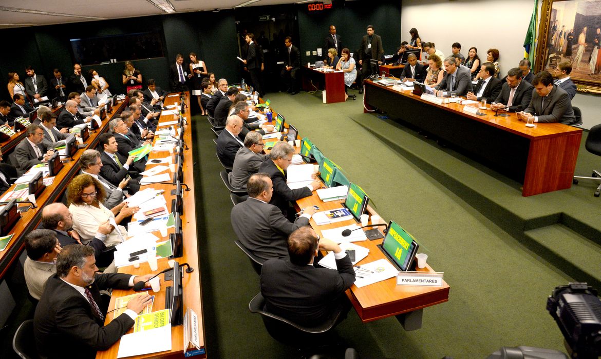 Brasília - A comissão especial da Câmara, que analisa o pedido de impeachment da presidenta Dilma Rousseff,  discute o parecer do relator Jovair Arantes (Fábio Rodrigues Pozzebom/Agência Brasil)