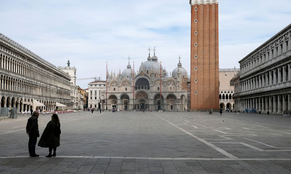 Praça de São Marcos praticamente deserta em Veneza