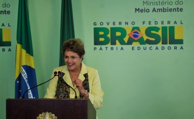 A presidenta Dilma Rousseff sanciona o novo Marco Legal da Biodiversidade em solenidade no Palácio do Planalto (José Cruz/Agência Brasil)