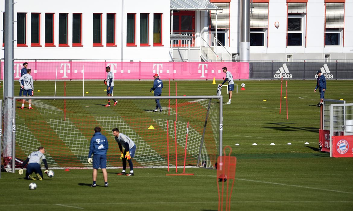 Jogadores do Bayern de Munique mantêm distância entre si após retomada de treinos