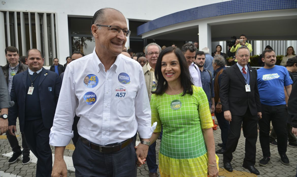 O candidato a presidência pelo PSDB, Geraldo Alckmin, vota na Escola Santo Américo, no Jardim Colombo.
