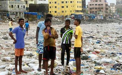 Em alguns lugares do mundo a poluição por plásticos é simplesmente catastrófica, como nesta praia em Mumbai, na Índia