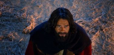 Moisés ajoelhado conversa com Deus