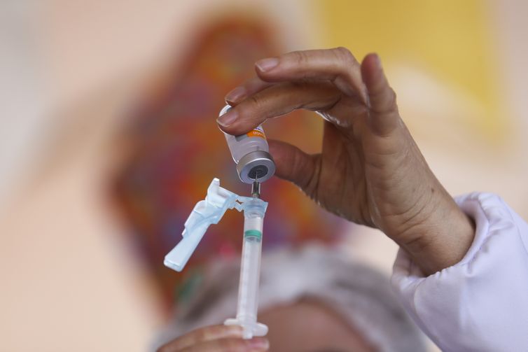 O Distrito Federal começou a vacinar pessoas com 49 anos a partir de hoje